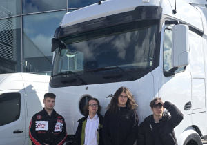 Uczniowie na tle najnowszej ciężarówki marki mercedes