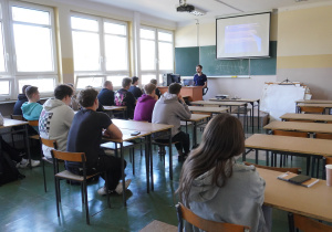 Uczniowie siedzą na zajęciach