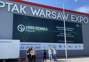 Uczniowie przed halą