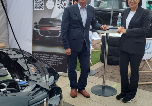 Przedstawiciel Mazda Motor Poland z nauczycielem