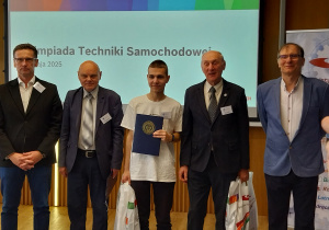 Finalista z nauczycielem i organizatorami