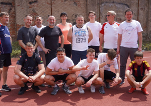 Drużyna pracowników szkoły i uczniowie z klasy 1A