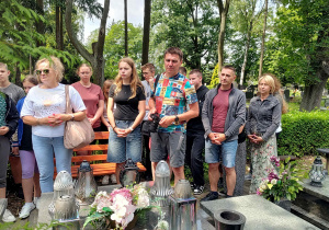 Nauczyciele i uczniowie przy grobie Henryka Czarneckiego